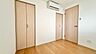 洋室：ホワイトと明るい色調の木目で暖かな雰囲気のお部屋です