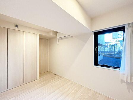 クローゼット完備で整理整頓が習慣化しやすい、子供部屋に適している洋室。