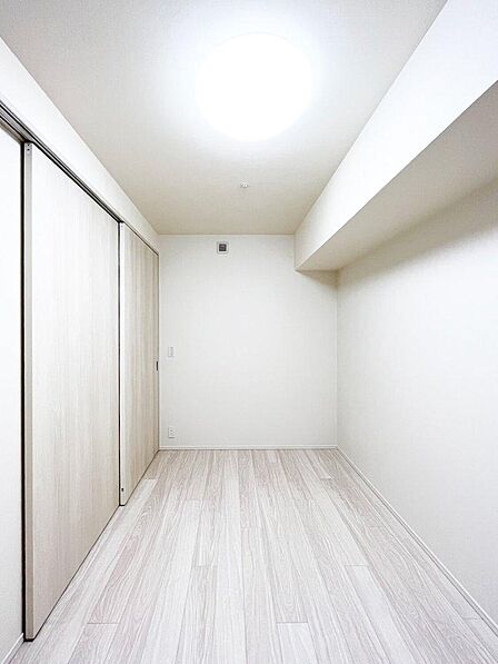 あえてこのままコストを抑えて暮らすも良し、アクセントクロスを貼ったりDIYで棚を取り付けたりと、自分好みのインテリア空間へ育てる楽しさもあります。
