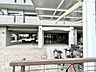 外観：建物1階の共用スペースです。駐輪場や車路の配置をご確認いただけます。