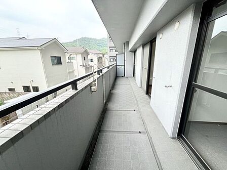 12.80m2のバルコニーです。住戸の複数の開口部に面した横幅のある空間です。