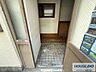 玄関：ドアを開けてもすぐに居室が見えにくく、プライバシーに配慮された造りです。
