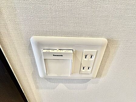 空調操作パネルとコンセントを使いやすい位置に備えています。
