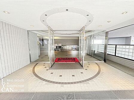 マンション入り口付近。内覧は現地お待ち合わせも可能です。お気軽にお問い合わせください。