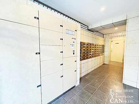 【宅配ボックス】共働きのご家庭にも嬉しい、24時間対応の宅配ボックスを完備。荷物の受け取りを気にせず、お子様との公園帰りや夕食の準備もゆったりと。時間に縛られない自由な暮らしが叶います。