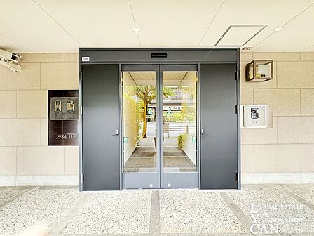 防犯カメラとオートロックが完備されたエントランスです。 セキュリティ面が充実しており一人暮らしや女性の方にも安心感のある綺麗なアプローチが迎えてくれます。
