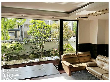 ワイドなガラス越しに広がる端正な中庭が、住まう人や訪れるゲストを優雅に迎え入れます。陽だまりに満たされた上質なソファスペースは、まるで高級ホテルのロビーを彷彿とさせる贅沢な設計です。