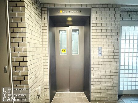 総戸数100戸超ながら、エレベーターは「1フロア3戸に1基」の贅沢な振り分け配置。朝のラッシュ時も混雑を気にせず、スムーズに移動できます。