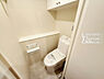 トイレ：【トイレ】トイレットペーパー等を隠して仕舞える収納ＢＯＸと棚が付いた快適トイレです。 清潔なウォシュレット完備で毎日の暮らしに心地よさとゆとりをもたらす充実設備。