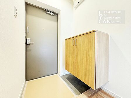 【玄関】家族を優しく迎え入れる、明るく清潔感のある玄関。白を基調とした空間に木目の温もりが映える、開放感あふれる玄関がお出迎え。フロートタイプのシューズボックスで家族全員の靴をすっきりと収納できます