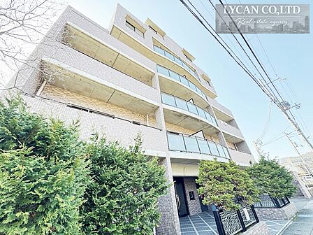 目の前には上桂公園があり天気の良い日には足を運びたくなります。買い物施設も徒歩圏内に充実しており、日々の暮らしにゆとりをもたらします。健やかで心地よい住環境です。