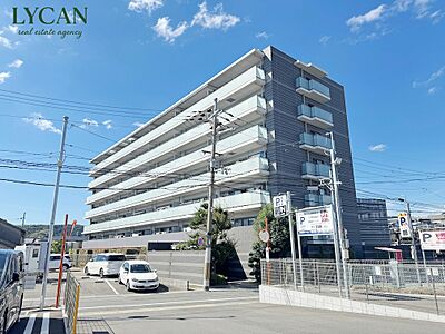 外観:【外観】青空に映えるシックでスタイリッシュなマンション外観。落ち着いた色合いの佇まいは街並みに調和し、ご家族や友人を心地よく迎え入れる住まいの顔となります。 外観:【外観】青空に映えるシックでスタイリッシュなマンション外観。落ち着いた色合いの佇まいは街並みに調和し、ご家族や友人を心地よく迎え入れる住まいの顔となります。