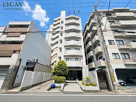 【外観】飽きのこないシンプルな外観デザインが周囲の街並みと調和します。大通りに面していないため騒音も少なく小さなお子様がいるご家庭も安心。静かな環境がゆとりある暮らしを支えます。