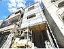 外観：角度を変えて撮影した建築中の現地です（2026年10月）。1階の車庫の天井に断熱材が入っているのが見えます。工事の進み具合はお気軽にお問い合わせください。