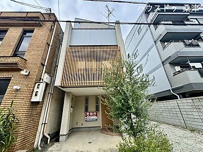 外観:重厚感のある鉄骨造3階建て住宅です。1階にはお車を守る便利な車庫を完備 外観:重厚感のある鉄骨造3階建て住宅です。1階にはお車を守る便利な車庫を完備
