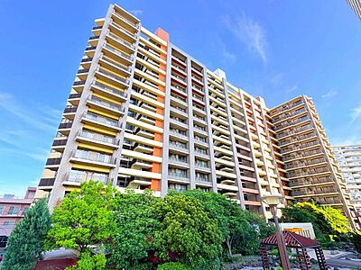 外観:総戸数162戸の存在感ある佇まいで、敷地内は豊かな植栽に囲まれています。周辺環境と調和した美しい外観デザインです。 外観:総戸数162戸の存在感ある佇まいで、敷地内は豊かな植栽に囲まれています。周辺環境と調和した美しい外観デザインです。