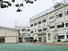 周辺：通学路は穏やかな住宅街の中の道なので、お子さんの通学も安心。