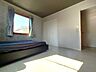 洋室：主寝室のアクセントクロスがおしゃれなお部屋となっております