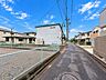 その他：前面道路から敷地全体を見渡せる一枚。道路との位置関係や敷地へのアプローチが分かります。