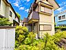 外観：敷地を彩る豊かな緑が魅力。周囲の街並みと調和した、落ち着きのある住環境が広がります。
