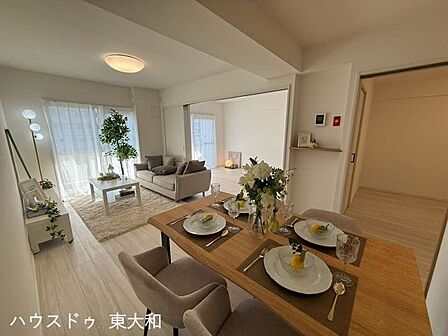 大きな窓から光が差し込む、明るく開放的なLDK。隣接する洋室との間仕切りを開ければ、より広々とした一体感のある空間として楽しめます。