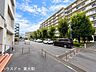 その他：緑豊かな植栽に囲まれた、ゆったりとした共用スペース。整備された敷地内道路や駐車場があり、落ち着いた住環境が魅力です。