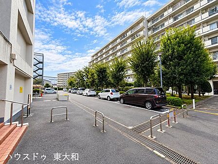 緑豊かな植栽に囲まれた、ゆったりとした共用スペース。整備された敷地内道路や駐車場があり、落ち着いた住環境が魅力です。