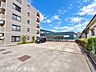 駐車場：敷地内には駐車場を備えており、日常の車利用にも便利。区画が整然と配置され、建物まわりもすっきりとした開放感のある共用スペースです。