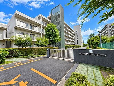 外観:落ち着いた佇まいのマンション外観。敷地内には植栽もあり、整えられた共用空間から穏やかな住環境が感じられます。 外観:落ち着いた佇まいのマンション外観。敷地内には植栽もあり、整えられた共用空間から穏やかな住環境が感じられます。
