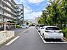 駐車場：広々とした敷地内駐車場を備え、お車での出入りもスムーズ。整然と区画された、暮らしやすい住環境です。