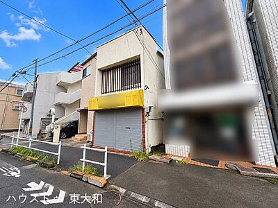 外観:建物全体を正面から捉えた外観写真。鮮やかな黄色のテントが印象的で、周辺環境も一目で分かります。 外観:建物全体を正面から捉えた外観写真。鮮やかな黄色のテントが印象的で、周辺環境も一目で分かります。