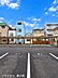 外観：向かいの屋根付きの駐車スペースから撮影した外観。建物全体の配置が確認できます。