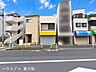 外観：建物全体を正面から確認できる外観写真。周辺の建物との位置関係や店舗の佇まいも分かります。