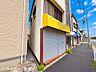 外観：屋根付きのスペースを備えた建物裏手。雨や日差しを避けられる広々とした空間が魅力です。