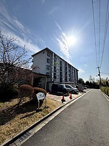 外観：郊外ならではの開けた環境