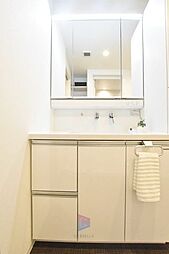 [洗面] 洗面台は朝を快適させてくれる空間としては大切な空間です。バタバタしている忙しい朝でも収納が多い洗面台では短時間で効率良く支度ができます。