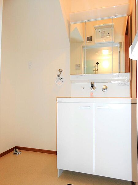 洗面室には三面鏡のシャワードレッサーを搭載。