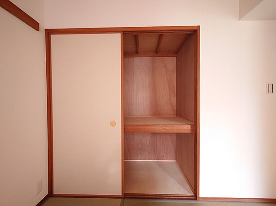 和室の押入スペ...