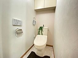 [トイレ] プライベート空間として機能や内装にこだわりました。落ち着いた雰囲気のリラックス空間です。