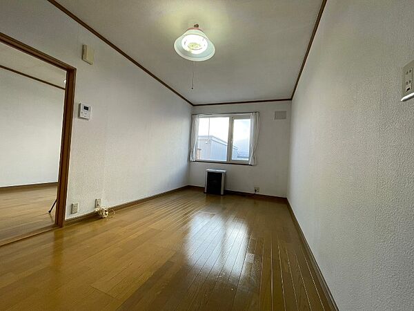 画像24:寝室の別角度です。床と建具が統一色でオシャレですね！！