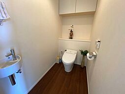 [その他] 【トイレ】タンクレスタイプ。リゾートならではのゆったりとした空間を確保。