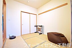 [居間] 　６帖の広さある和室はリビングとつなげると広く利用できます