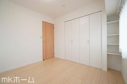 [寝室] 洋室には収納もしっかり完備されており、部屋を広々と利用することが可能なです！