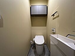 [トイレ] 毎日使うものだから、「シンプルでムダのないデザイン」で空間と調和するタンクレストイレ。