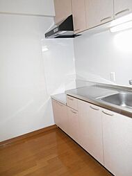 [キッチン] 白ベースのキッチンは広々していて使い勝手も良いです。*前回募集時の写真