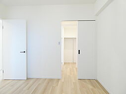 [その他] 【洋室(約5.5帖)】廊下側と、クローゼットを通ってリビングからの2WAYアクセスが可能な居室です。
