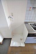 玄関とキッチンの間に洗濯機置き場があります。防水パンは備え付けです。