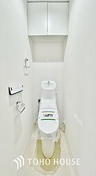 [トイレ] 「LIXIL製の温水洗浄便座付きトイレ。」リフォームされたトイレは、快適な温水洗浄便座付です。清潔感のあるホワイトで統一されています。