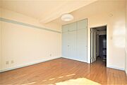 洋室8帖、照明器具は備え付けです。