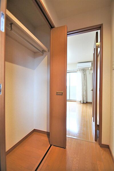 画像21:玄関とお部屋の間には大きなクローゼットがあります。